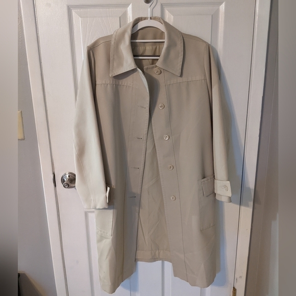 Like-New Classic Unisex Trench Coat Size M/L Fall Vintage Over Coat - Picture 4 of 8
